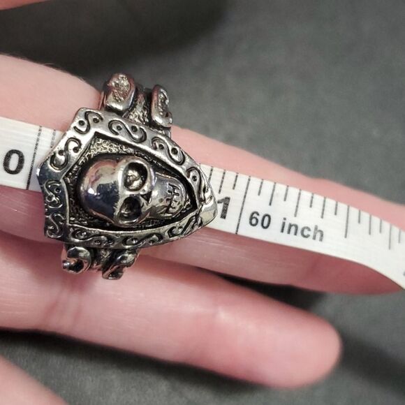 Silver tone skull ring approx size 9 - Picture 7 of 9